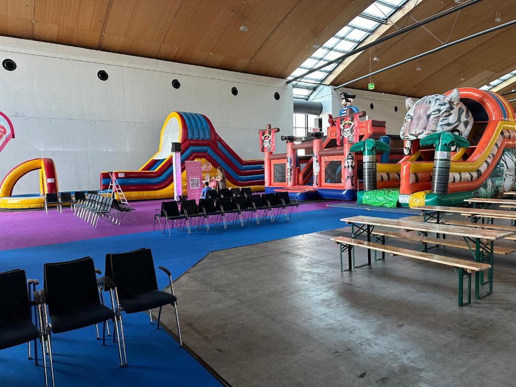 Happy Fun World – Indoor-Hüpfburgenpark in der Messehalle