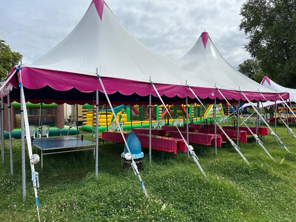 Happy Fun World – Festzelt mit Hüpfburgen und Sitzbereich