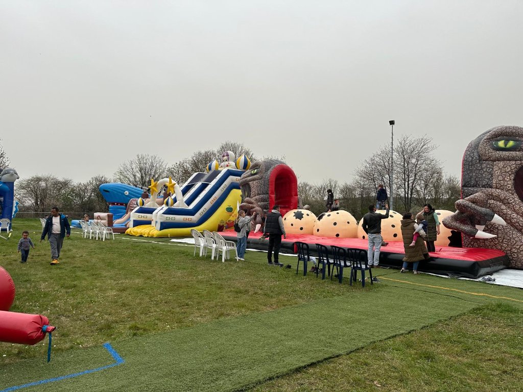 Happy Fun World – bunter Hüpfburg-Parcours mit Dinosaurier-Motiven