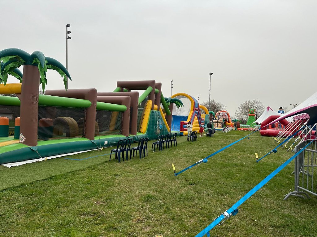Happy Fun World – XXL Hüpfburg-Parcours mit Rutschen für Kinder