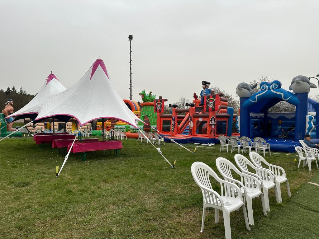 Happy Fun World – Piraten-Hüpfburg und Delfin-Burg für Kinder