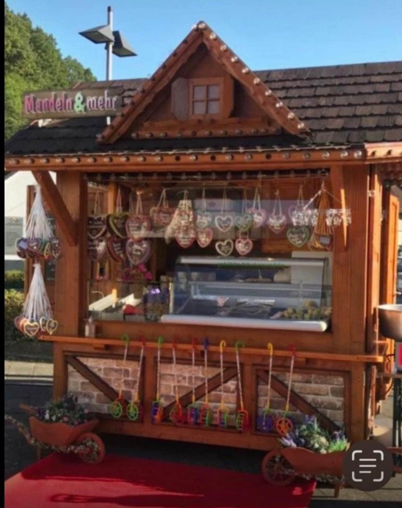 Happy Fun World – Lebkuchenhaus-Stand mit Mandeln und Süßigkeiten