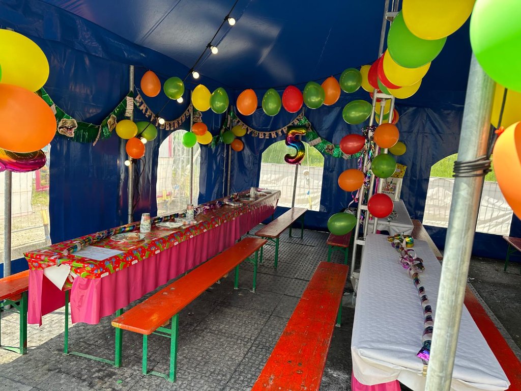 Happy Fun World – Kindergeburtstag Festzelt mit Ballons und Dekoration