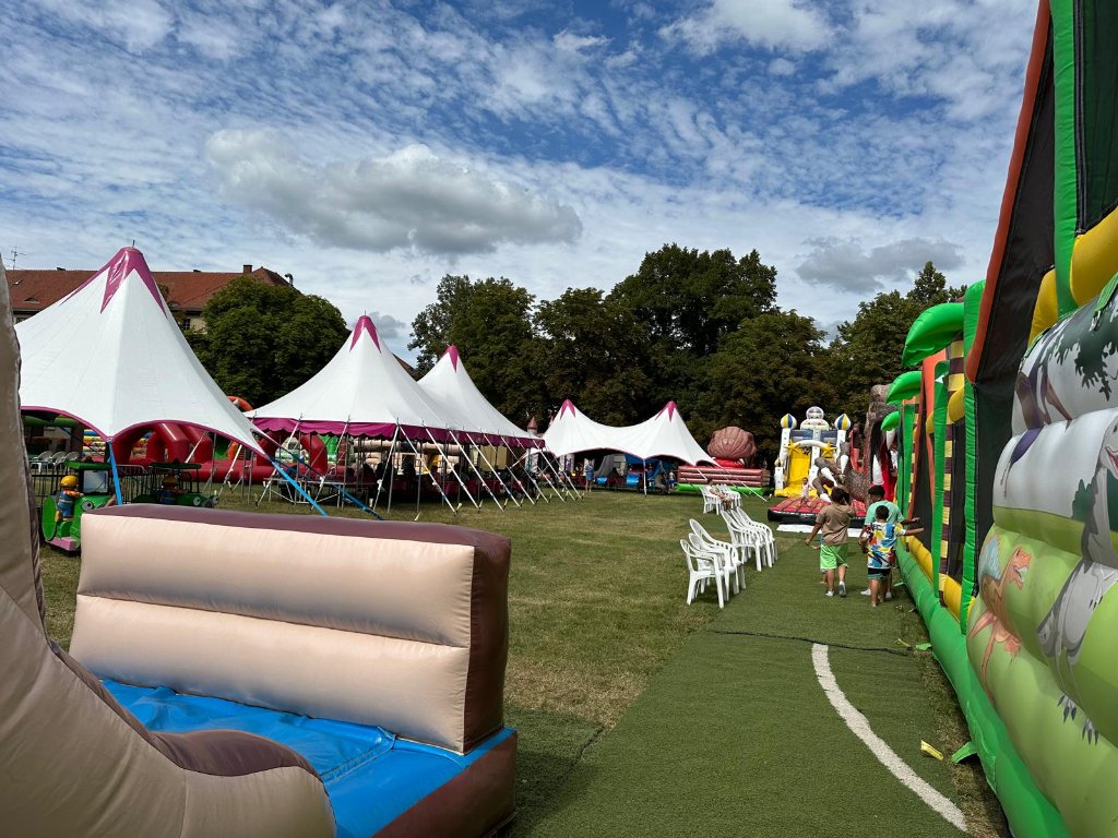 Happy Fun World Hüpfburgenpark – Gesamtübersicht mit Zelten und Attraktionen