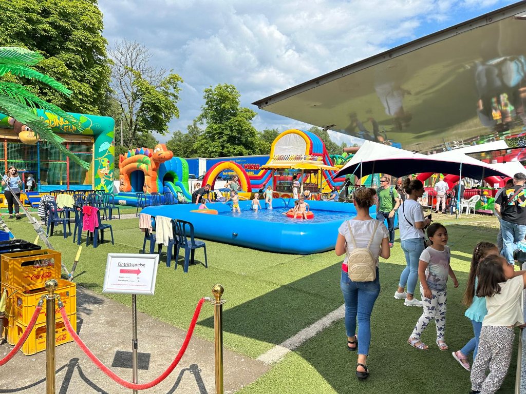 Happy Fun World Hüpfburgenpark – Wasserpark mit Pool und Familien