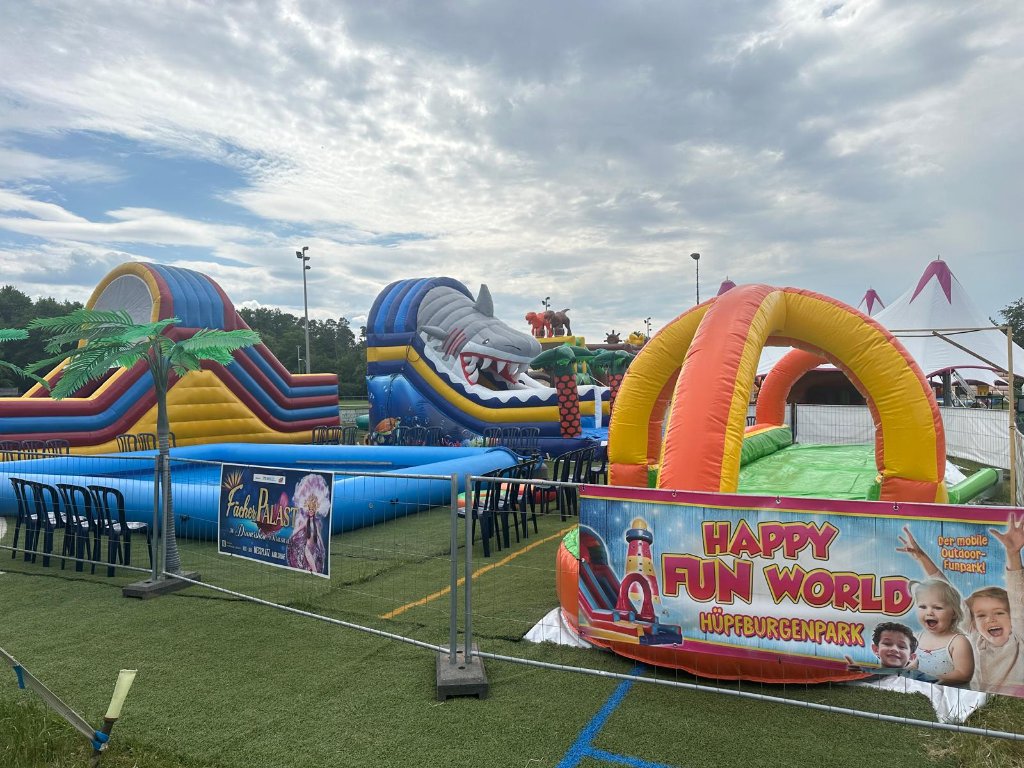 Happy Fun World Hüpfburgenpark – Eingangsschild mit Wasserrutsche