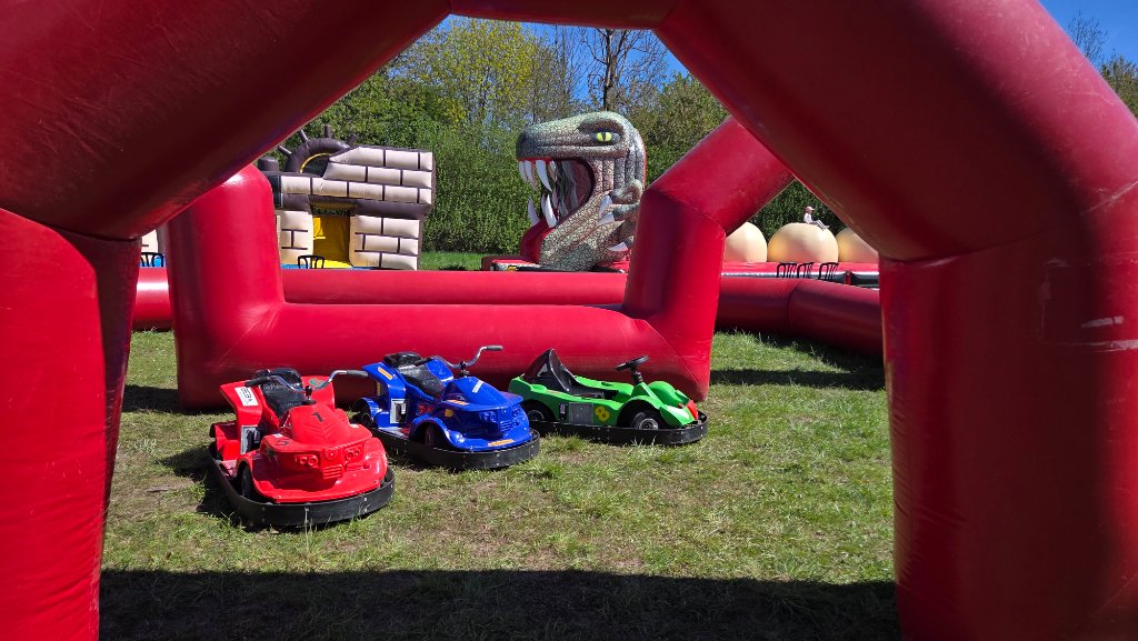 Autorennbahn mit Elektro-Karts im Happy Fun World Hüpfburgenpark – Kinder-Rennstrecke mit bunten Fahrzeugen