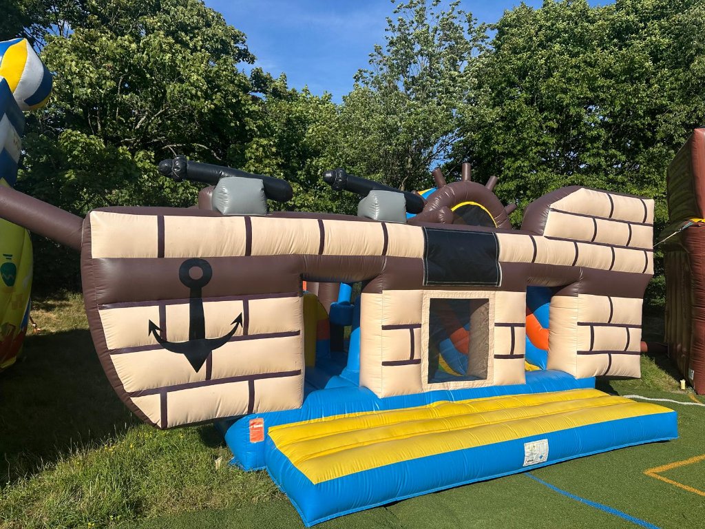 Happy Fun World – Dschungel-Hüpfburg mit Tiger, Affen und Giraffe