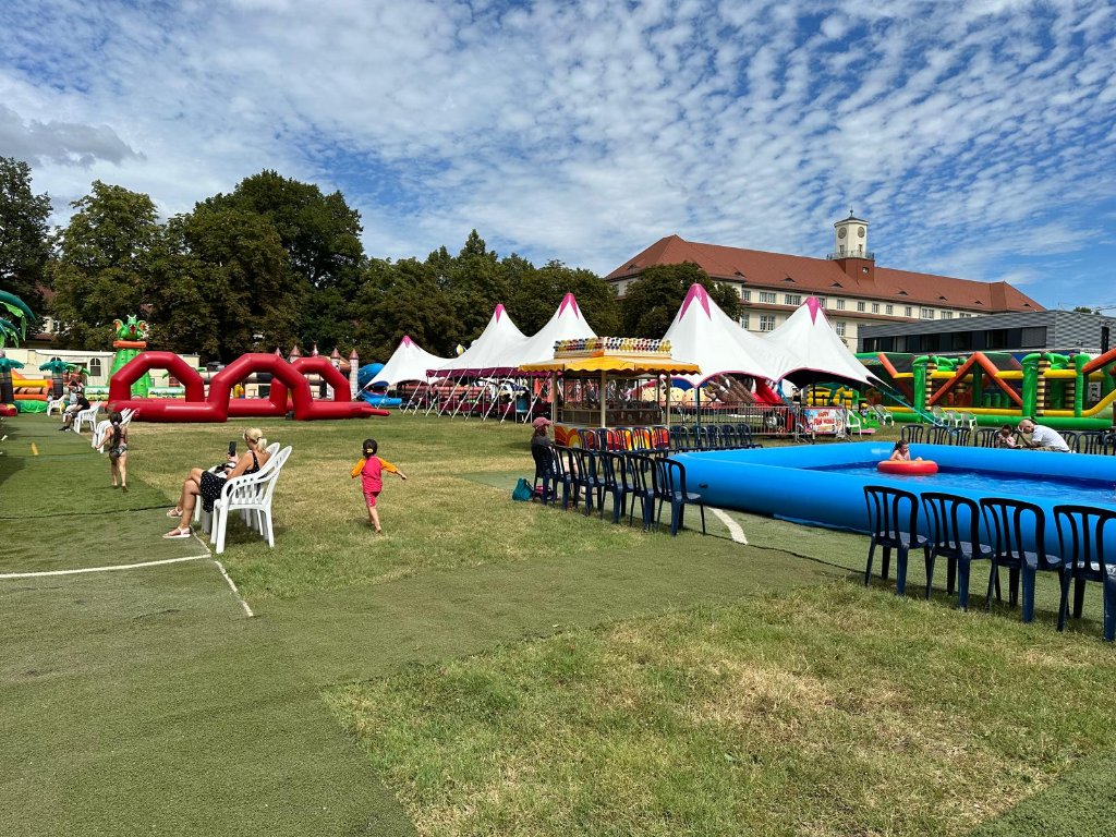 Happy Fun World – Familienpark mit Wasserpark, Pool und Fahrgeschäften
