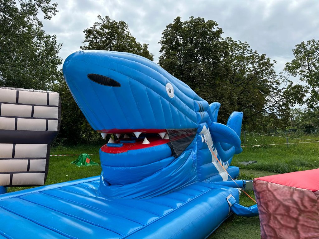 Happy Fun World – Bunte Affen-Hüpfburg mit Klettergerüst