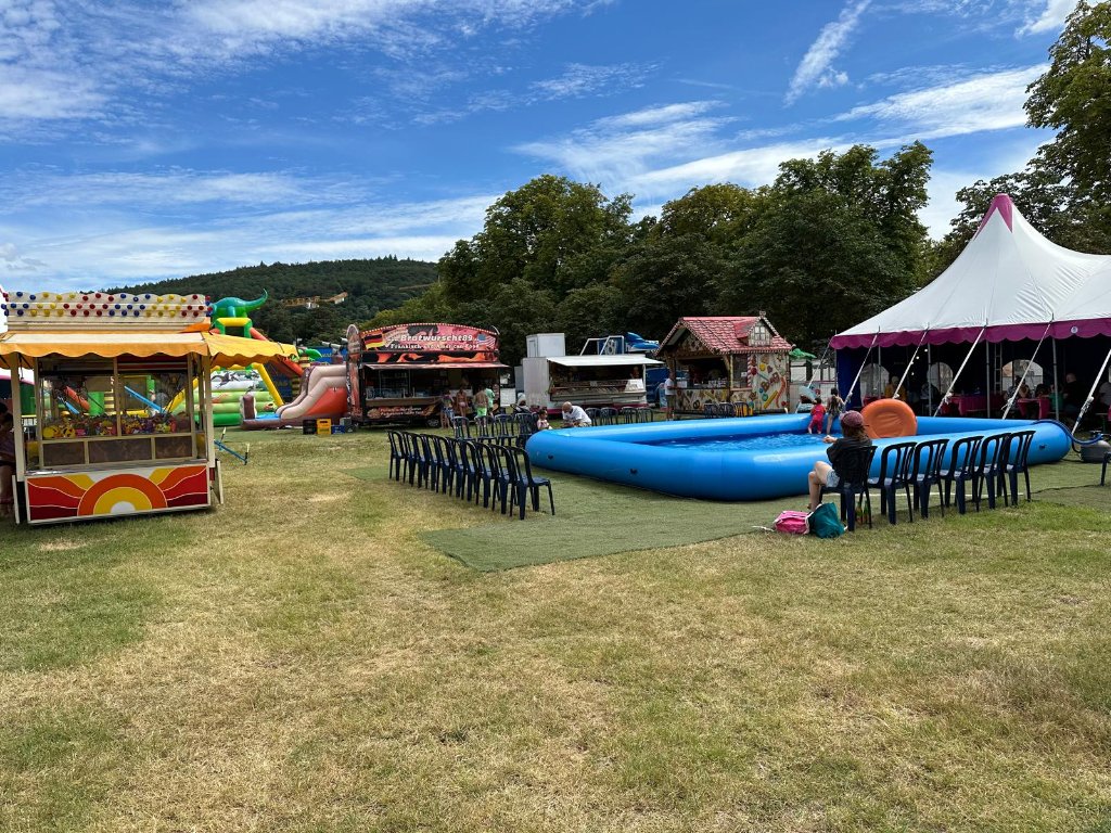Happy Fun World Hüpfburgenpark – Sommertag mit Wasserpark und Pool