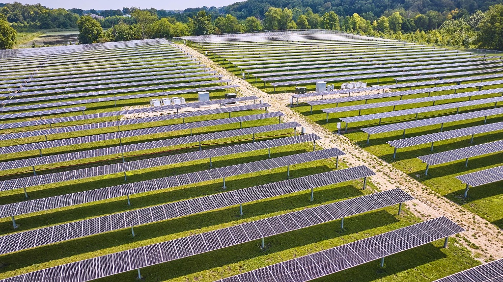 Parc fotovoltaic cu panouri solare finanțat AFIR sau PNRR – vedere aeriană vară, Nord-Est România