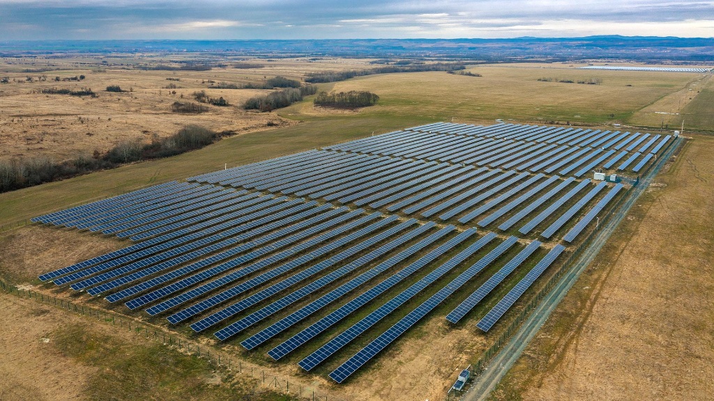 Parc fotovoltaic finanțat prin fonduri europene nerambursabile – vedere aeriană iarnă, România