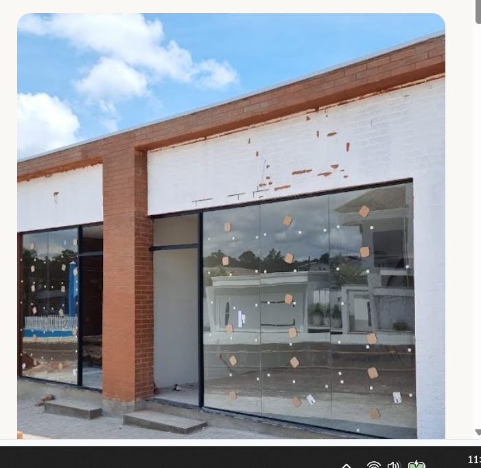 Fachada comercial com tijolos ecológicos aparentes