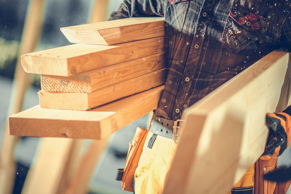 Tischler mit Holzmaterial