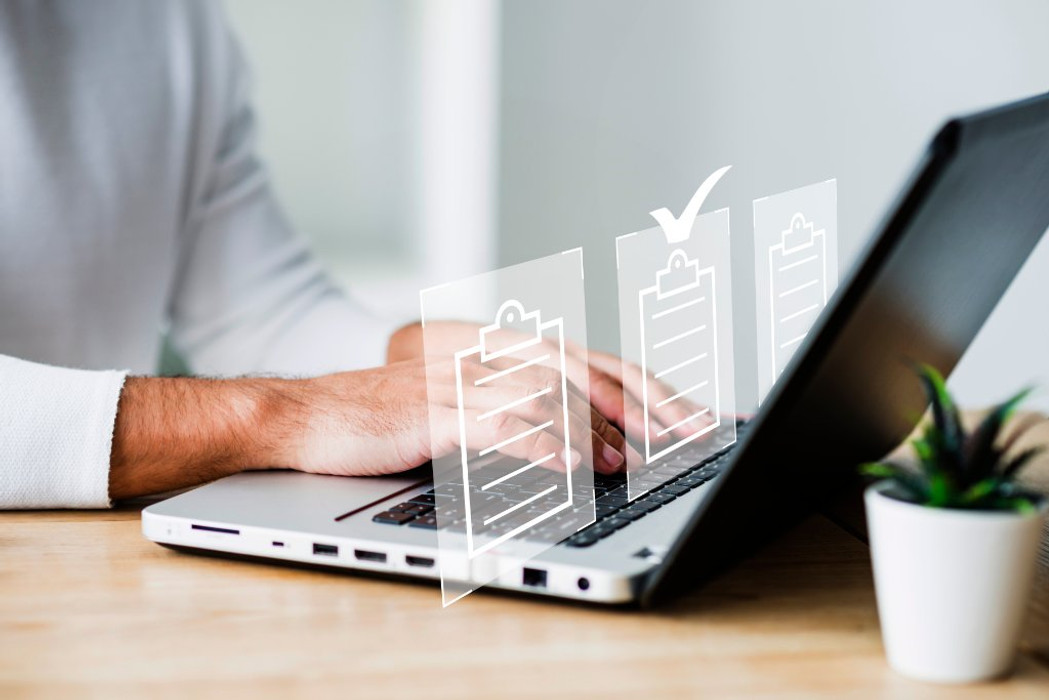 Profissional revisando controles de compliance e prevenção à lavagem de dinheiro