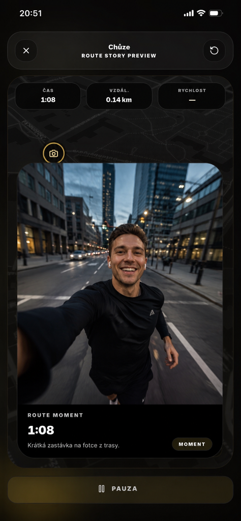 Route Story Preview chůze s Route Moment selfie z trasy — hlavička, statistiky, fotka momentu, text a spodní ovládání PAUZA.