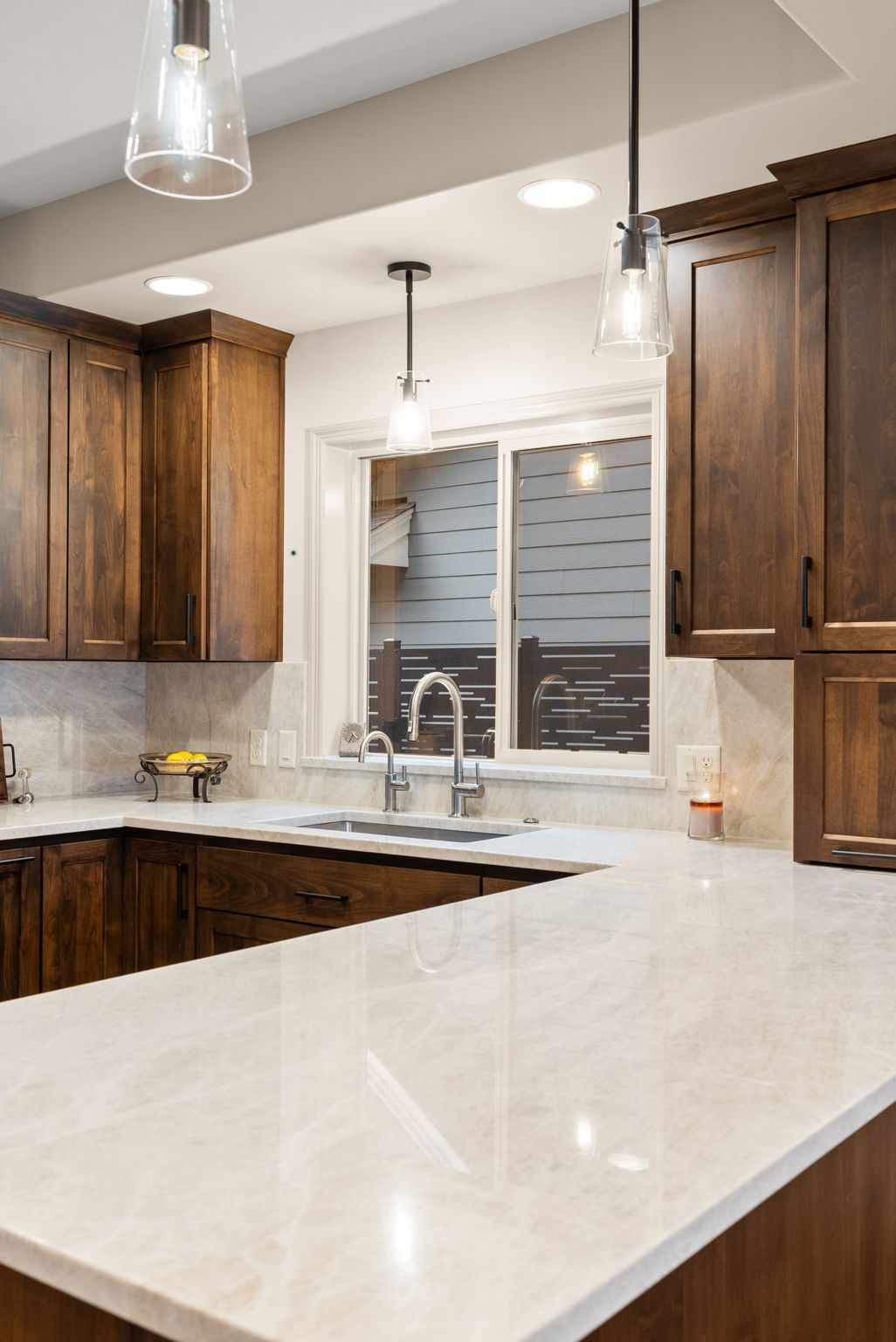 Sink & Peninsula with Pendant Lighting