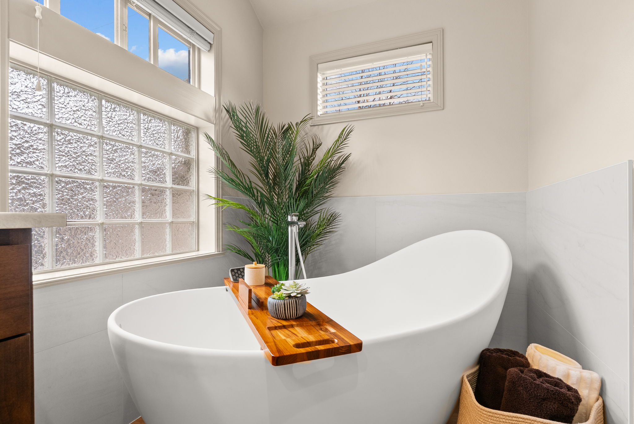 Tub Detail & Towel Basket