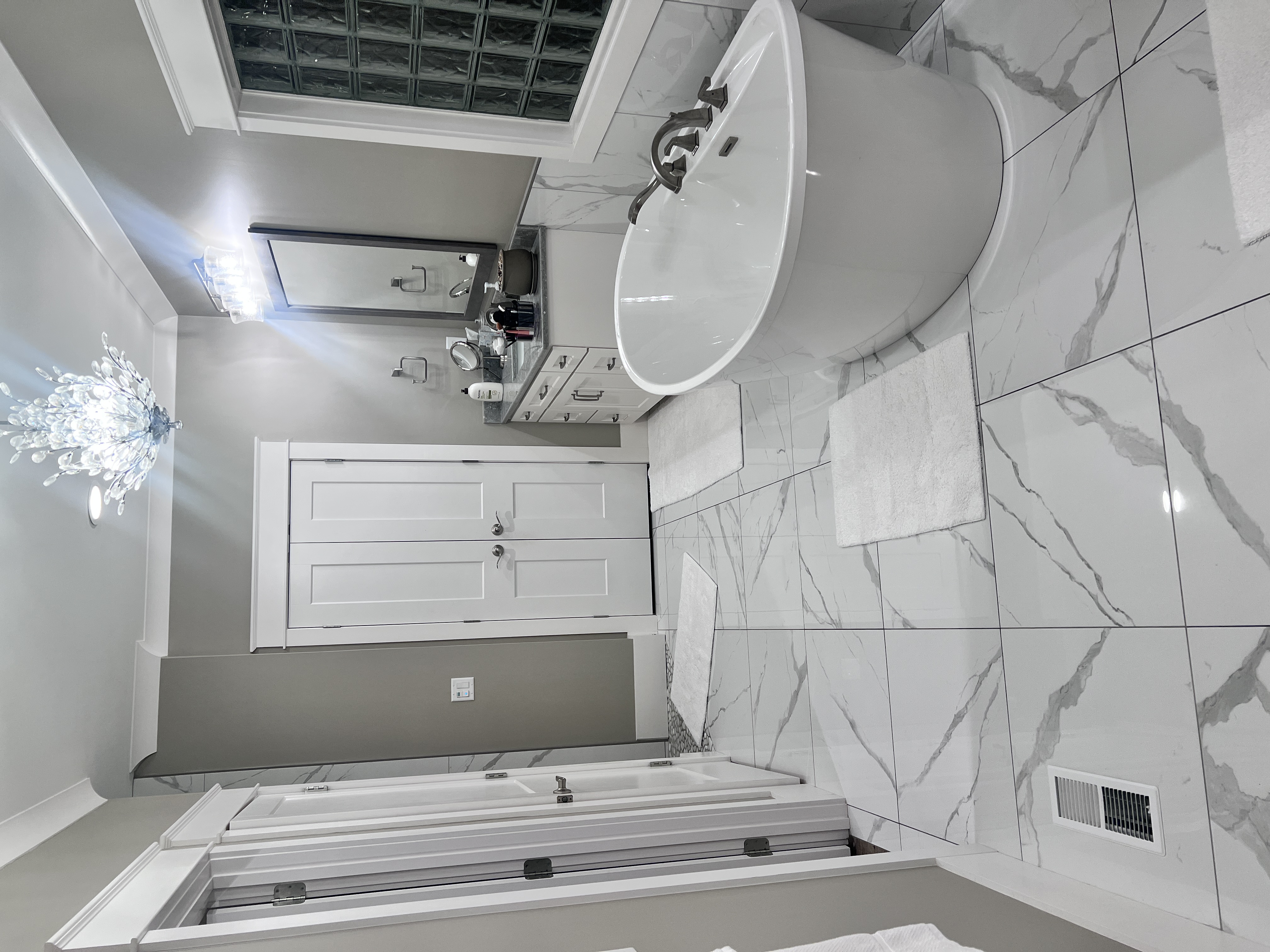 Freestanding tub with chandelier