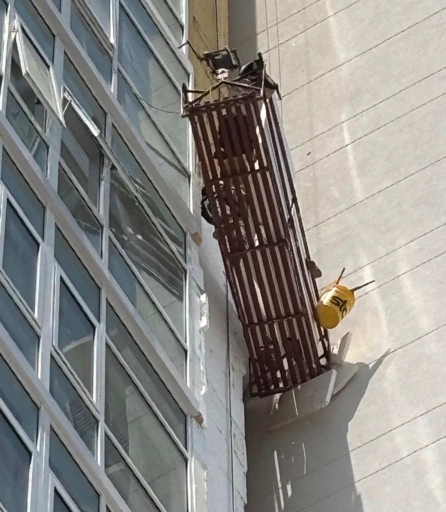 Retiro de fachada norte Boulevard — elementos expuestos sin protección