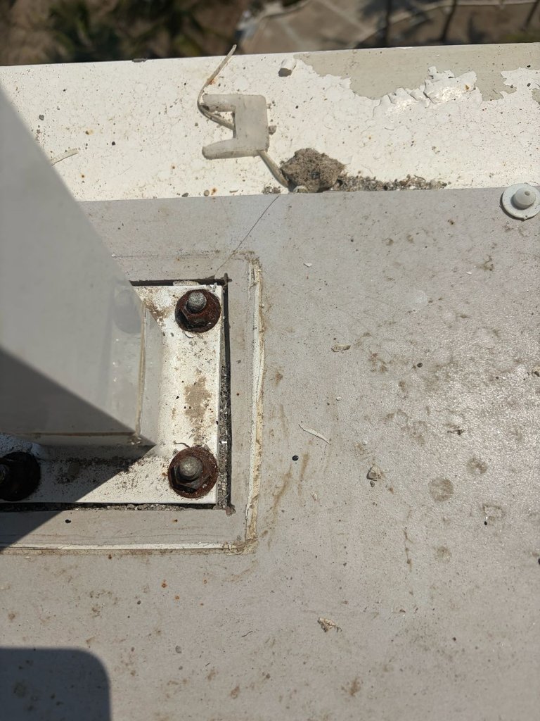 Mancha superficial por salitre en cabeza de tornillo
