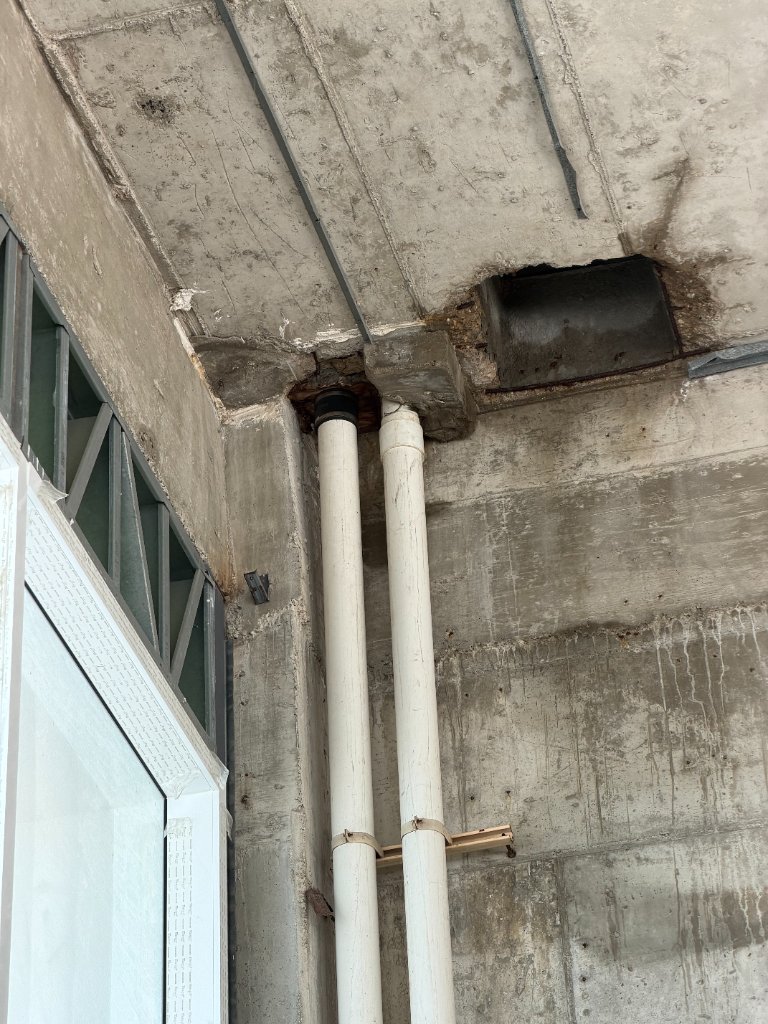 Penetraciones de tuberías en losas con boquetes y deterioro estructural.