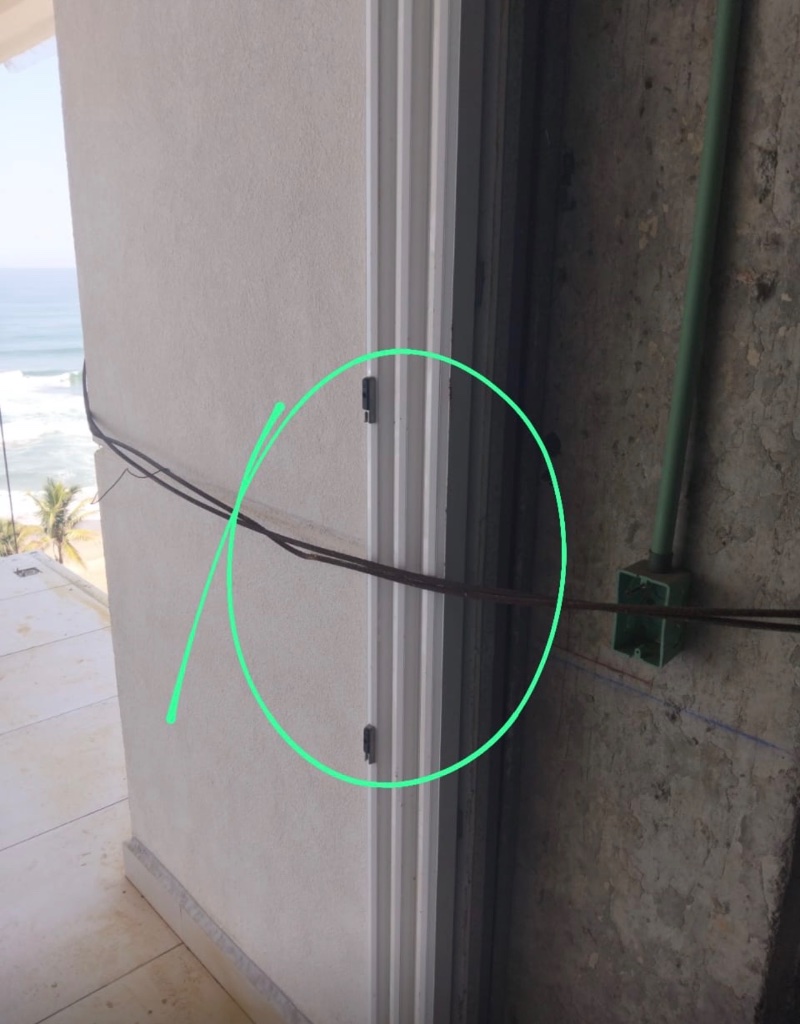 Rayaduras en perfil de ventana — daño por herramientas