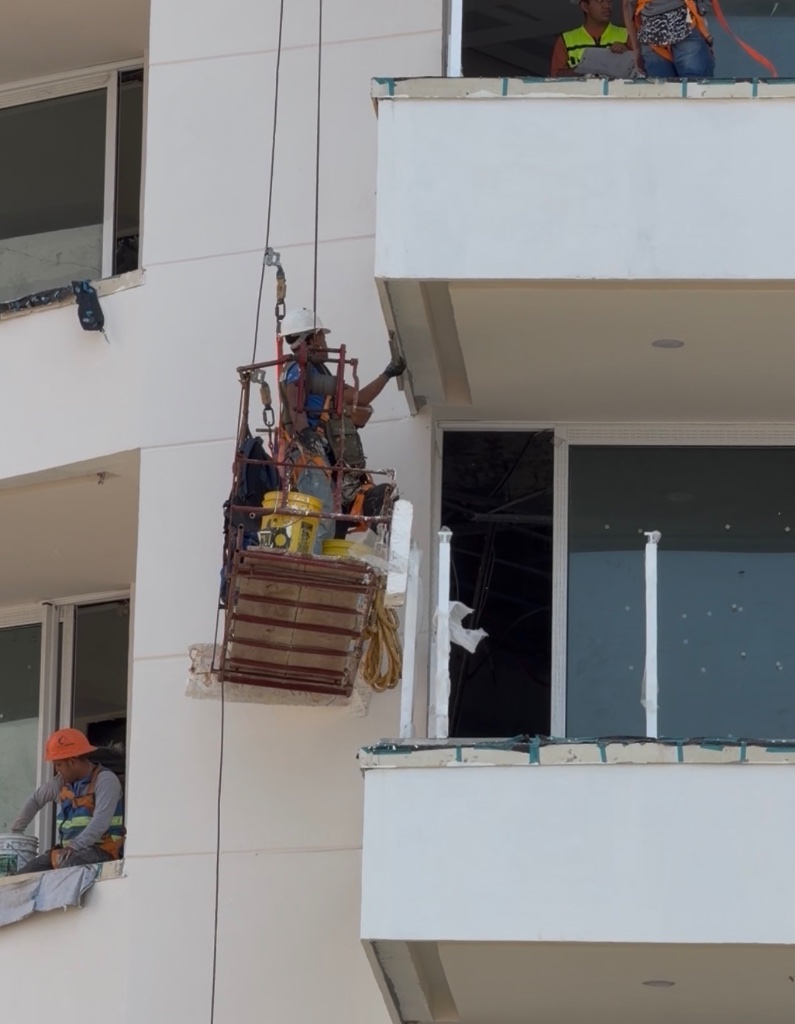 Vista general — fachada norte Boulevard con cancelería expuesta