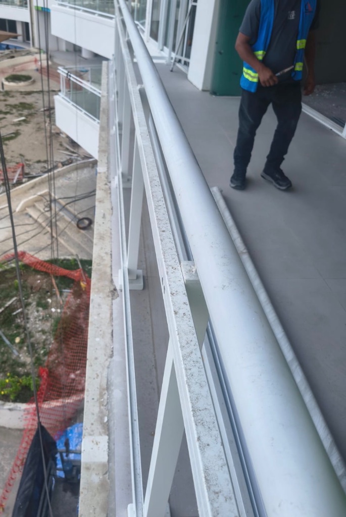Polvo y residuos sobre barandal — zona de corredor