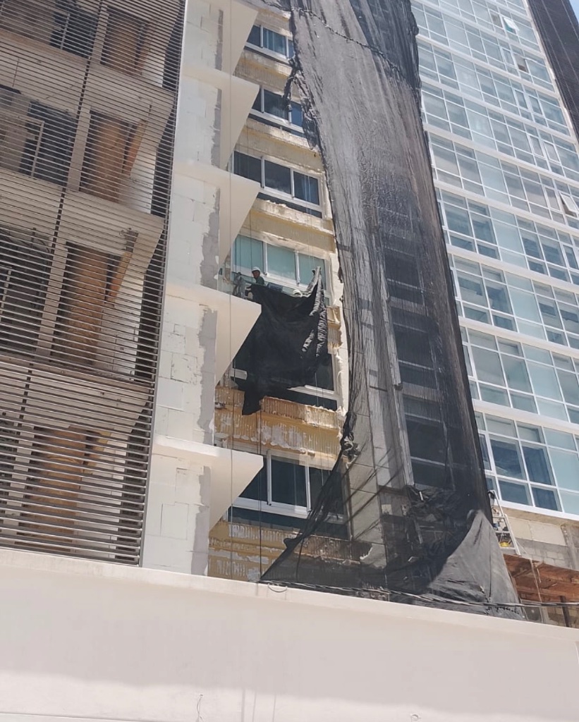 Trabajos de retiro de fachada anterior en zona norte Boulevard