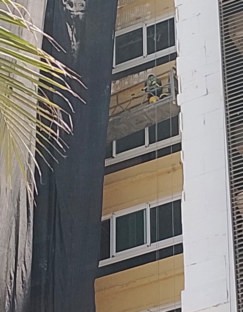 Fachada norte Boulevard — trabajos en canastilla sobre cancelería