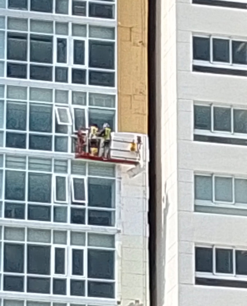 Canastilla de obra impactando sobre cancelería instalada