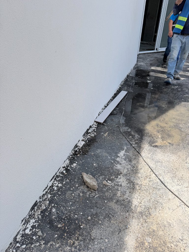 Pisos de terrazas deteriorados, contra pendiente hacia el interior e impermeabilizantes deteriorados.
