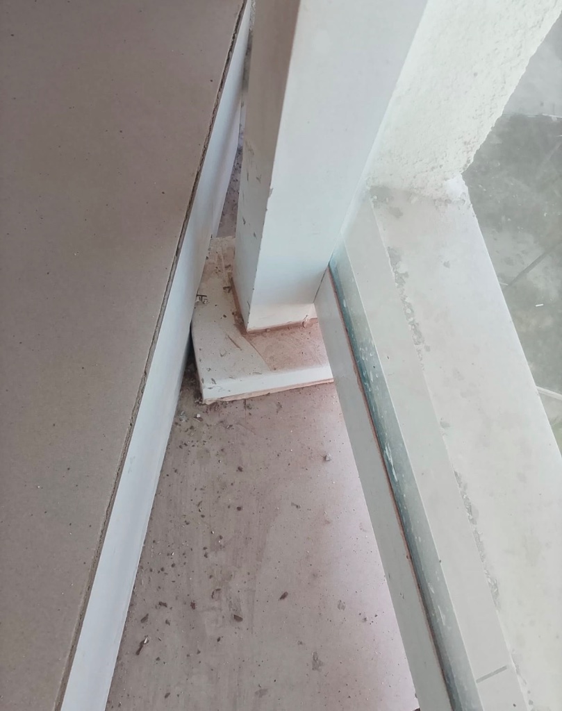 Daño en perfil de ventana — marcas y rayaduras