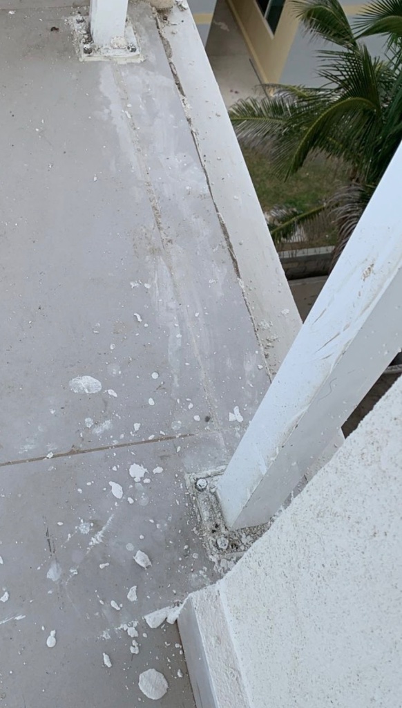 Concreto y fragmentos sobre barandal instalado