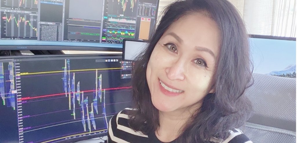 Jennie at trading desk