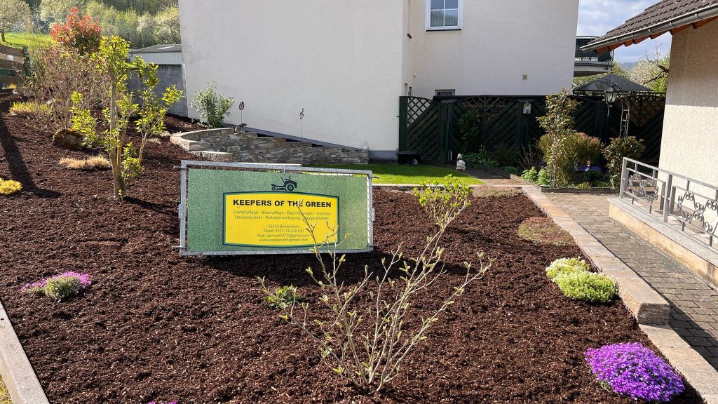Neu angelegtes Beet mit Mulch und Bepflanzung