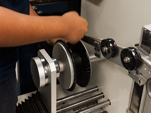 Equipe de engenheiros analisando protótipos 3D