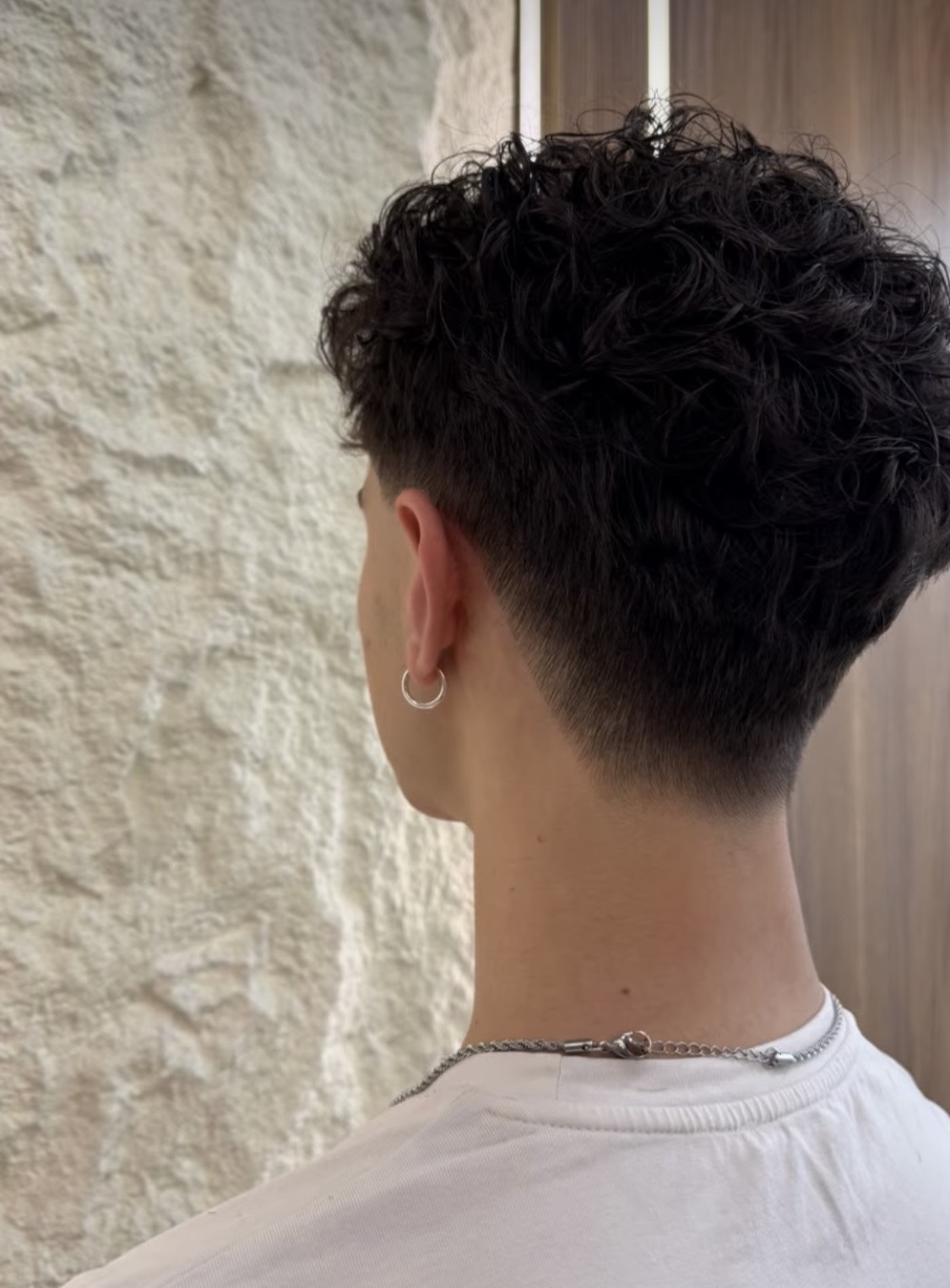 Ανδρική περμανάντ με φυσικό κυματισμό και fade — αποτέλεσμα στο Ikonomakis Hair Atelier, Χαλάνδρι, Αθήνα