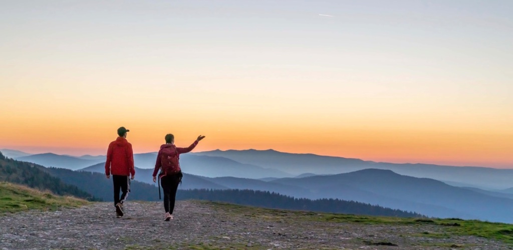 Wanderer auf der Hochrindl bei Sonnenuntergang