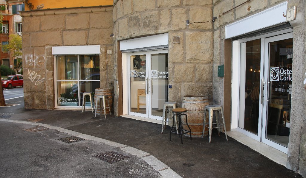 Esterno Osteria Carlotta con facciata in pietra