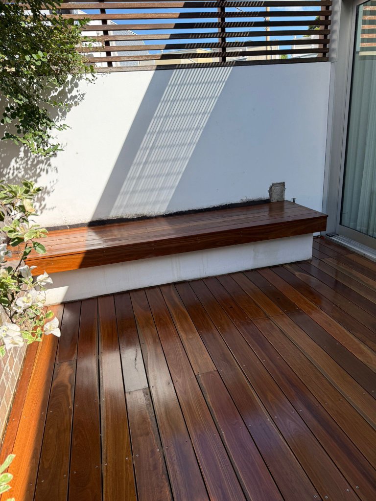 Spotted Gum deck Inner West - built-in ledge seating with horizontal privacy screen