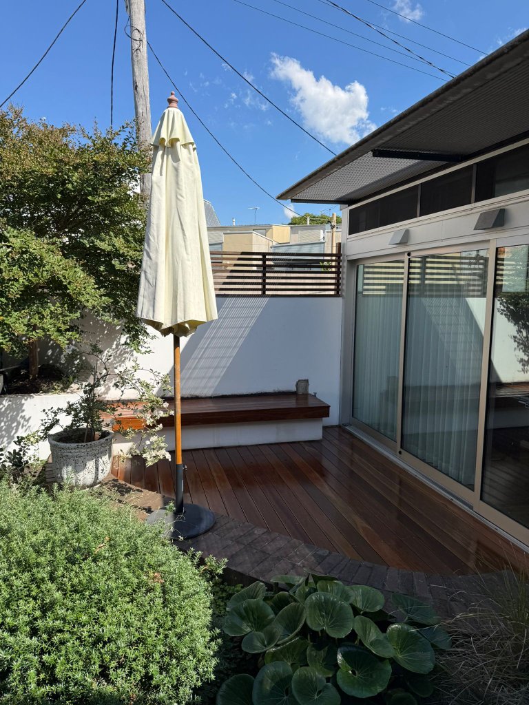 Spotted Gum deck in the Inner West - completed courtyard with umbrella and garden