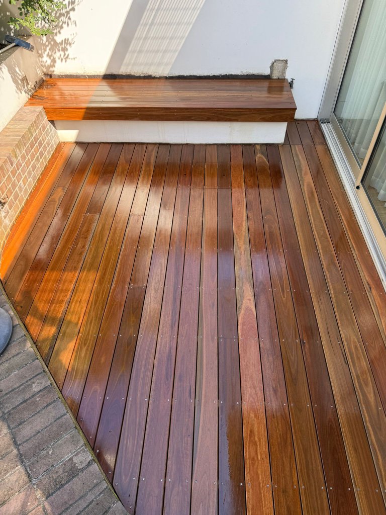 Spotted Gum deck boards close up - rich grain and colour with raised seating ledge