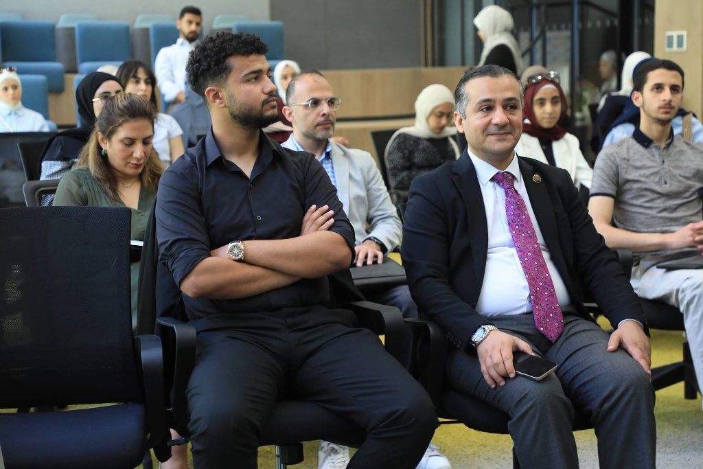 جلسة في قاعة مؤتمرات