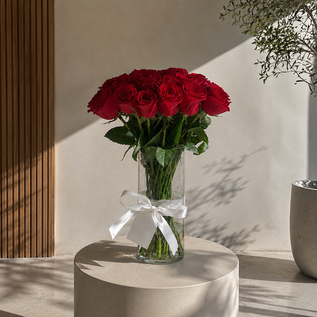 Rosas Rojas en Florero de Cristal con Listón Blanco