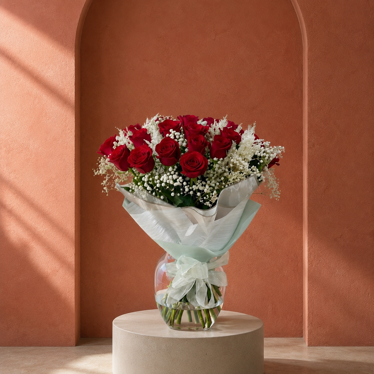 Rosas Rojas y Gypsophila en Florero de Cristal
