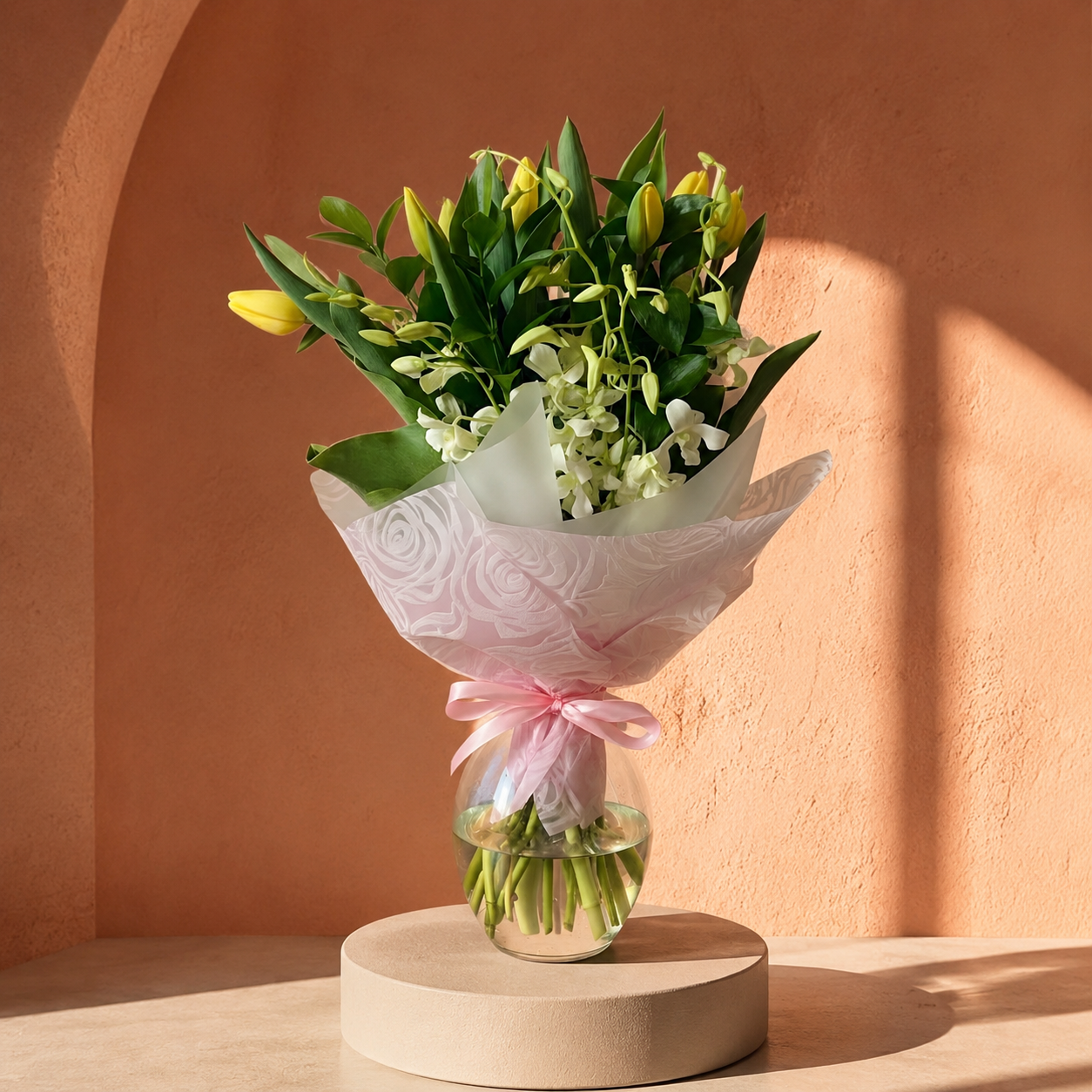 Tulipanes Amarillos y Orquídeas en Florero Rosa