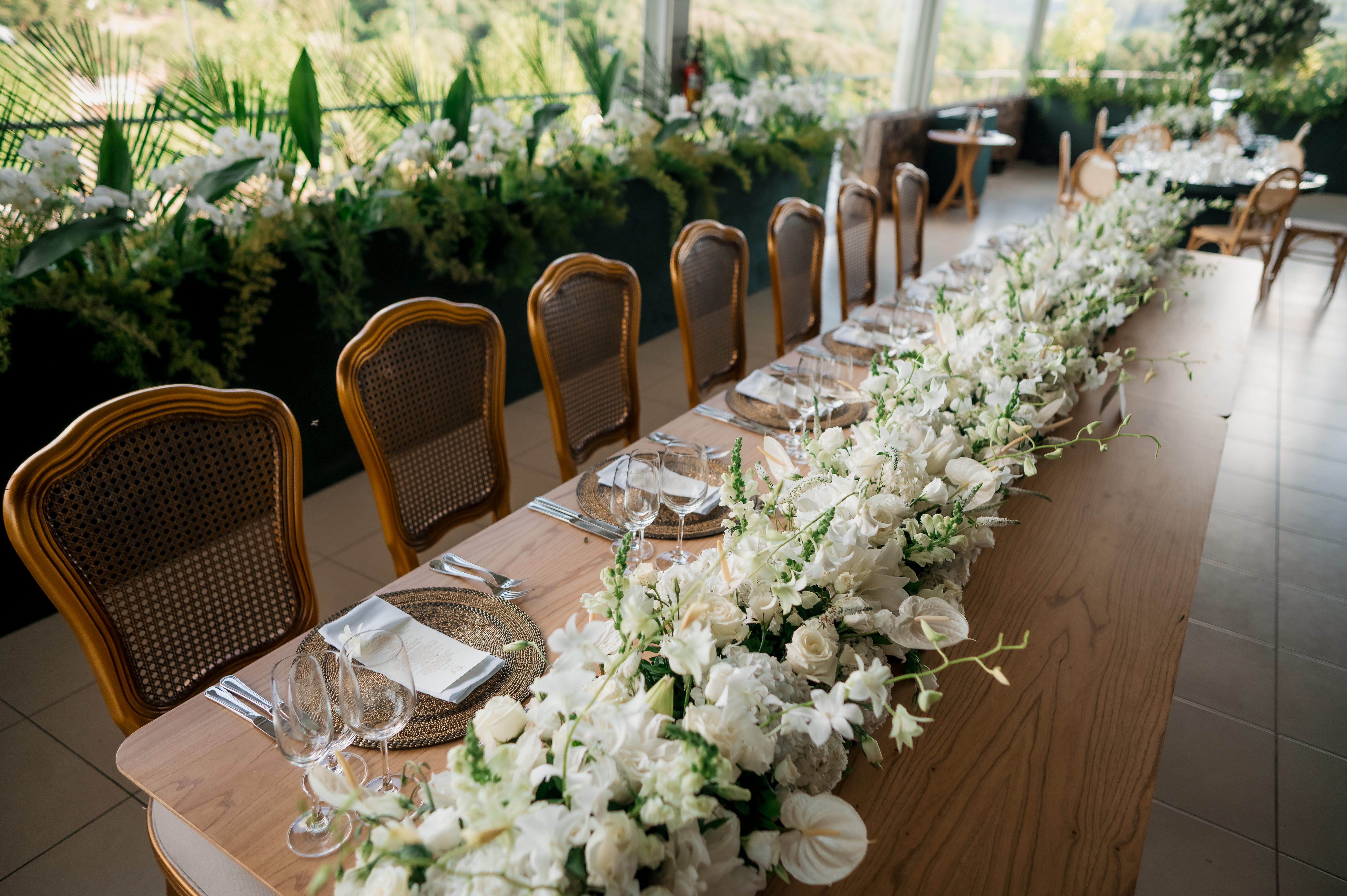 Mesa de banquete con runner floral
